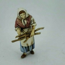 Contadina che raccoglie legna